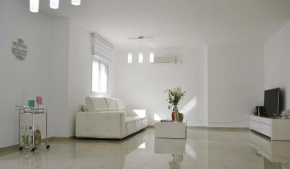 Beautiful Modern 3 Bdr Apartment #E3